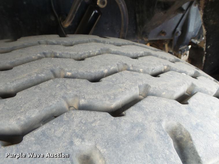 image for item DD1133 1999 Peterbilt 385 dump truck