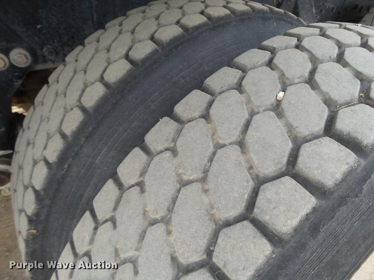 image for item DD1133 1999 Peterbilt 385 dump truck