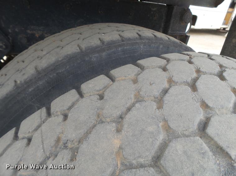 image for item DD1133 1999 Peterbilt 385 dump truck