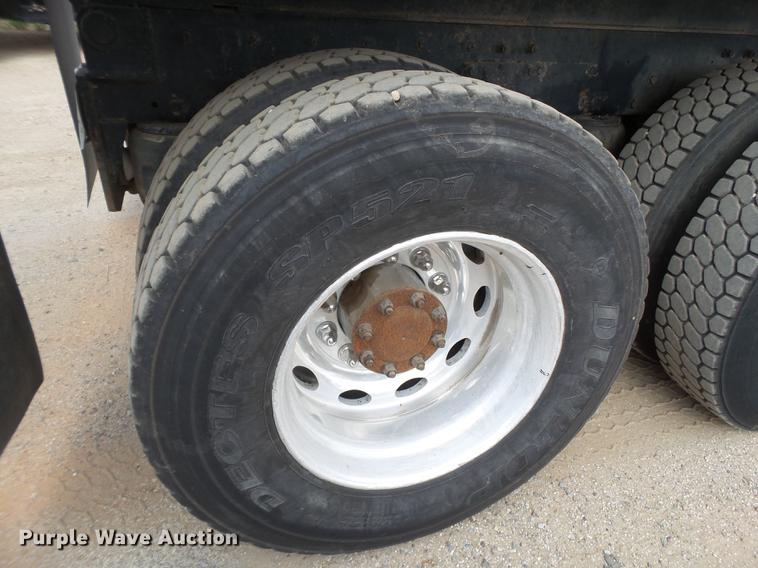 image for item DD1133 1999 Peterbilt 385 dump truck