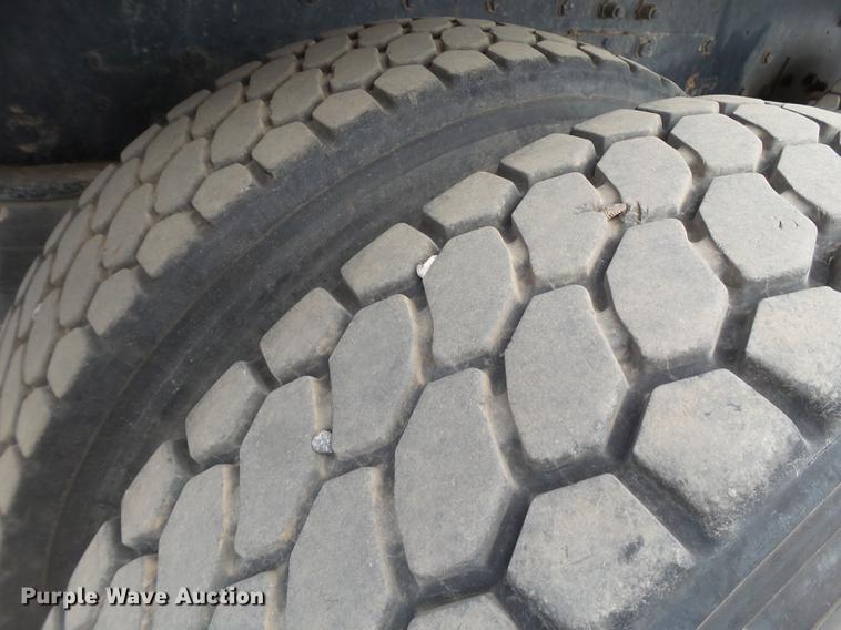 image for item DD1133 1999 Peterbilt 385 dump truck