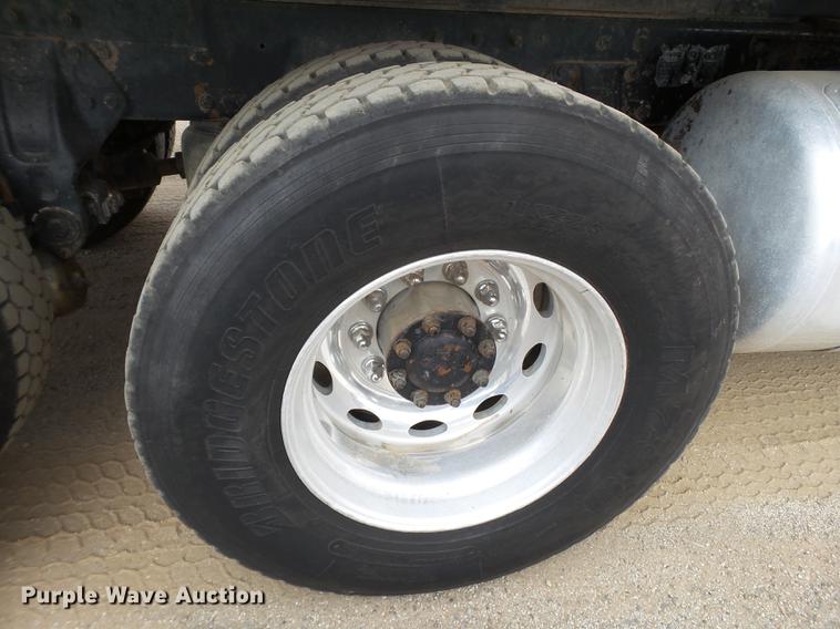 image for item DD1133 1999 Peterbilt 385 dump truck