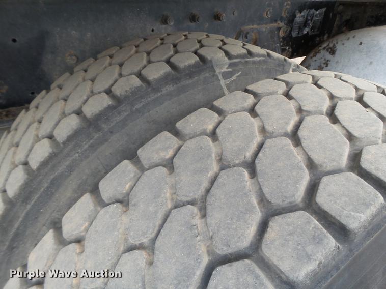 image for item DD1133 1999 Peterbilt 385 dump truck