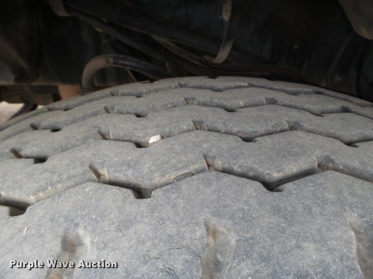 image for item DD1133 1999 Peterbilt 385 dump truck