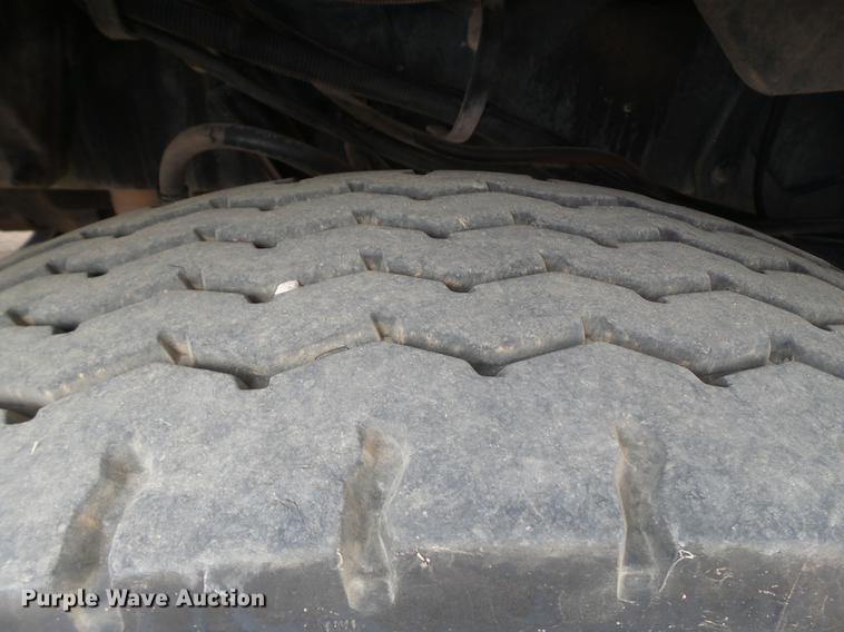 image for item DD1133 1999 Peterbilt 385 dump truck