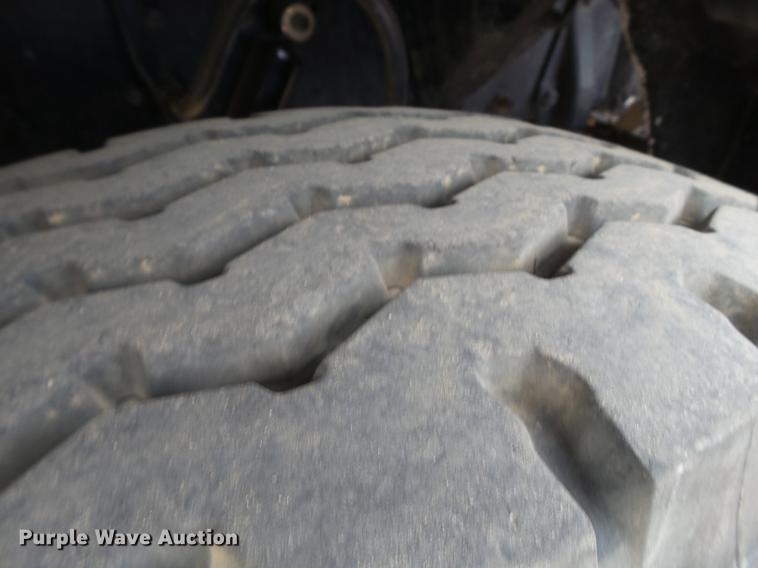 image for item DD1133 1999 Peterbilt 385 dump truck