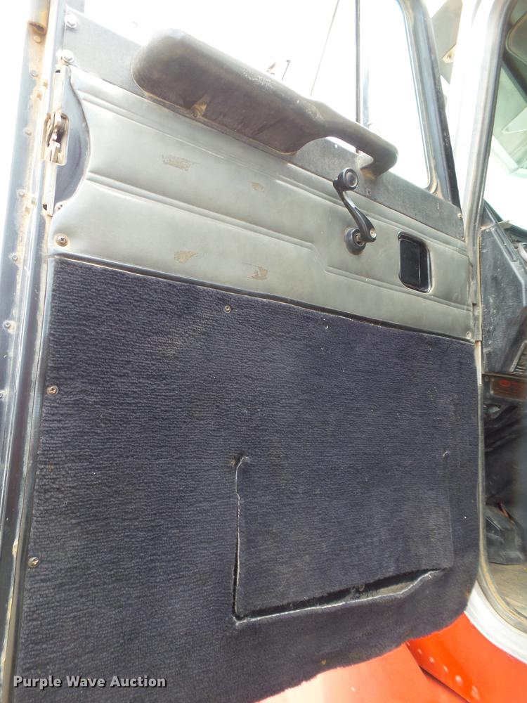 image for item DD1133 1999 Peterbilt 385 dump truck