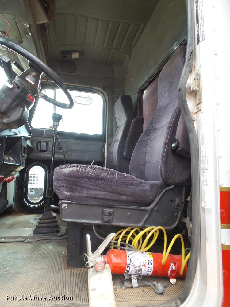 image for item DD1133 1999 Peterbilt 385 dump truck