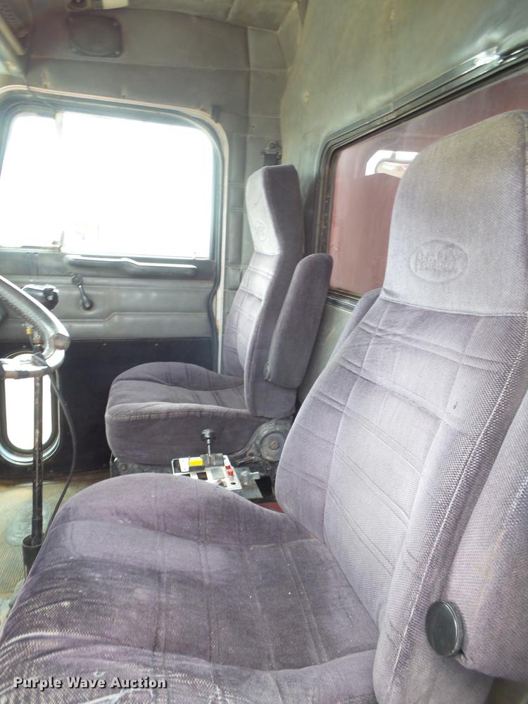 image for item DD1133 1999 Peterbilt 385 dump truck