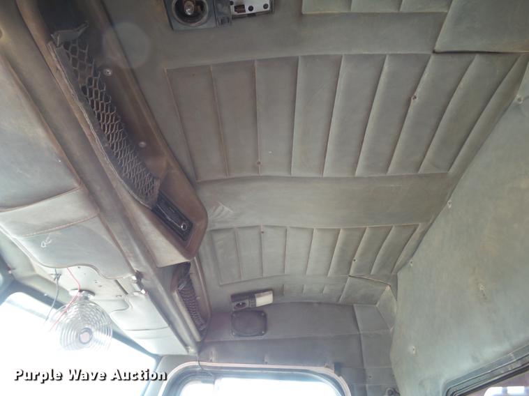 image for item DD1133 1999 Peterbilt 385 dump truck