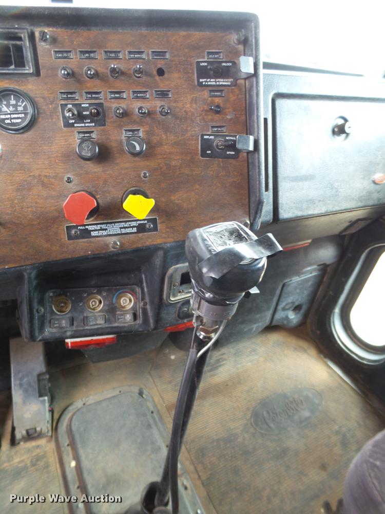 image for item DD1133 1999 Peterbilt 385 dump truck