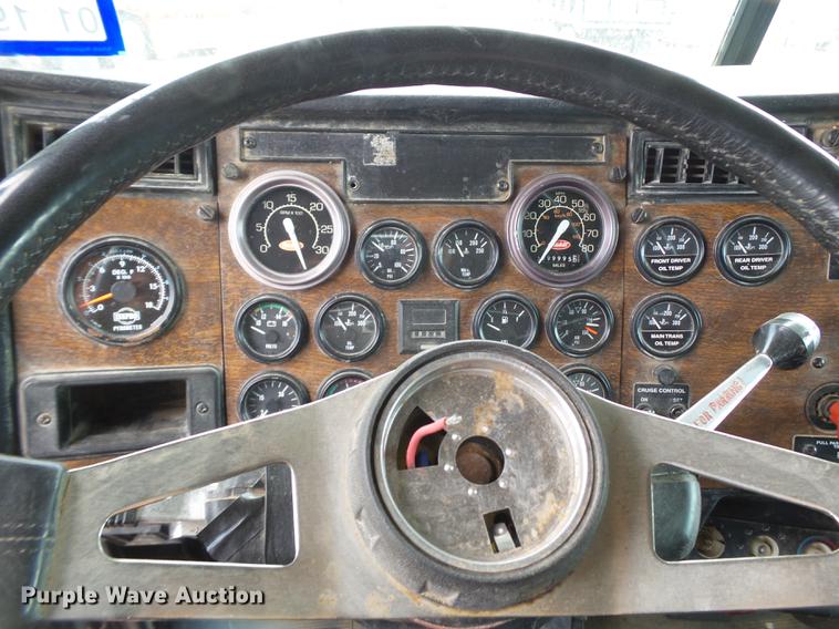 image for item DD1133 1999 Peterbilt 385 dump truck