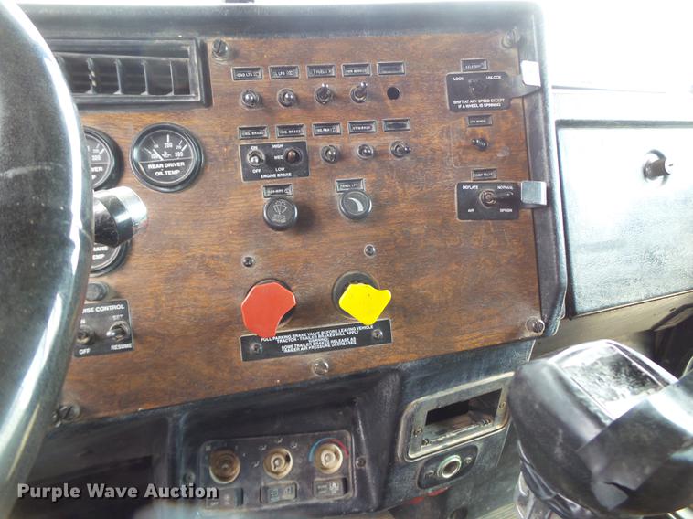 image for item DD1133 1999 Peterbilt 385 dump truck