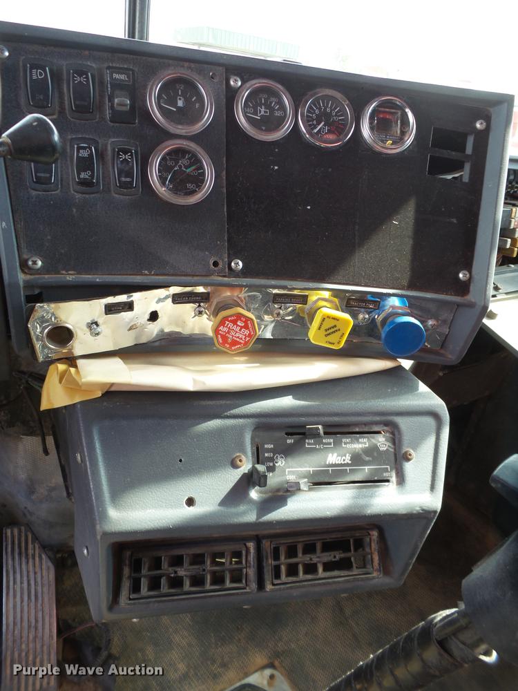 image for item DD1134 2004 Mack RD688S dump truck