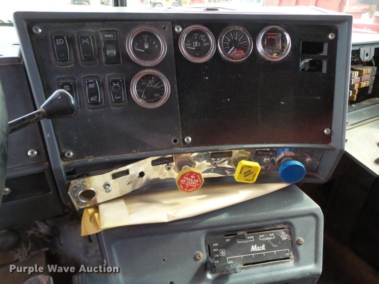 image for item DD1134 2004 Mack RD688S dump truck