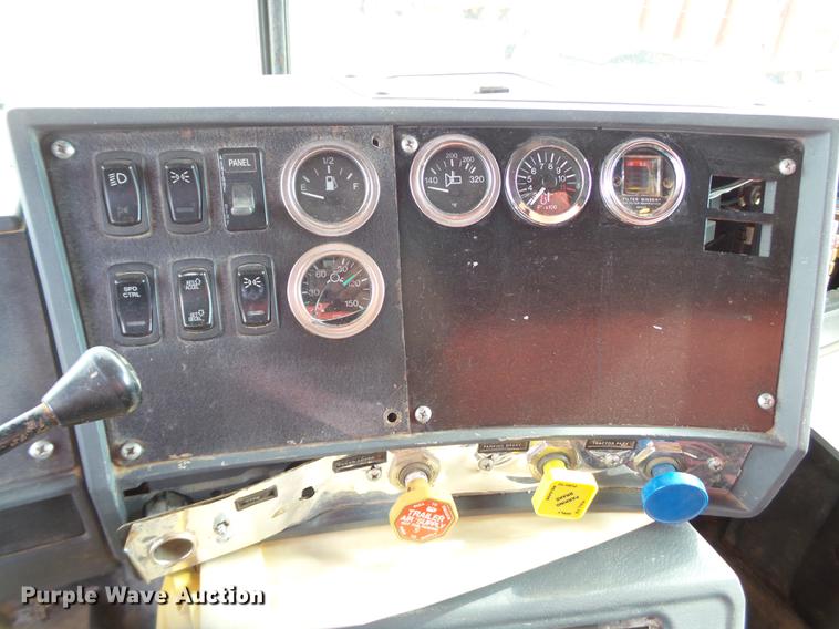 image for item DD1134 2004 Mack RD688S dump truck