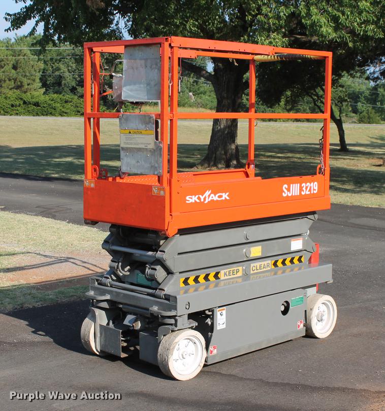 image for item DD5256 2007 Skyjack SJIII 3219 scissor lift