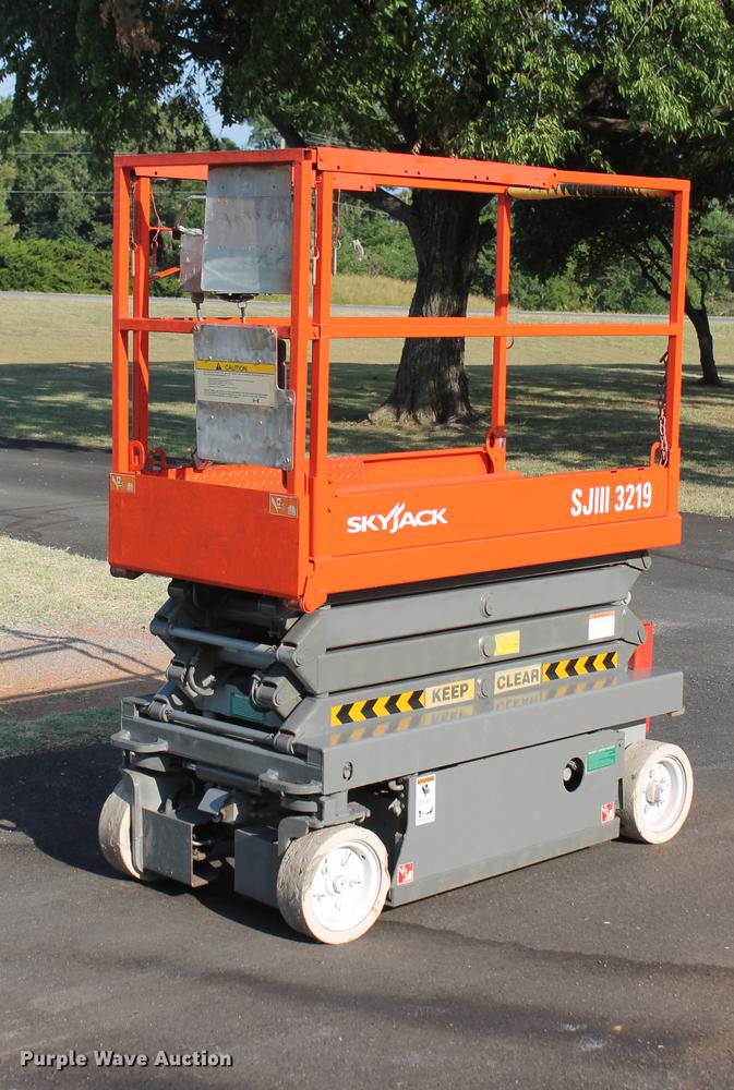 image for item DD5256 2007 Skyjack SJIII 3219 scissor lift