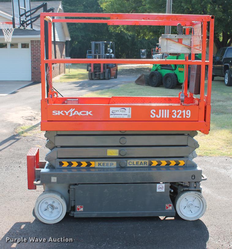 image for item DD5256 2007 Skyjack SJIII 3219 scissor lift