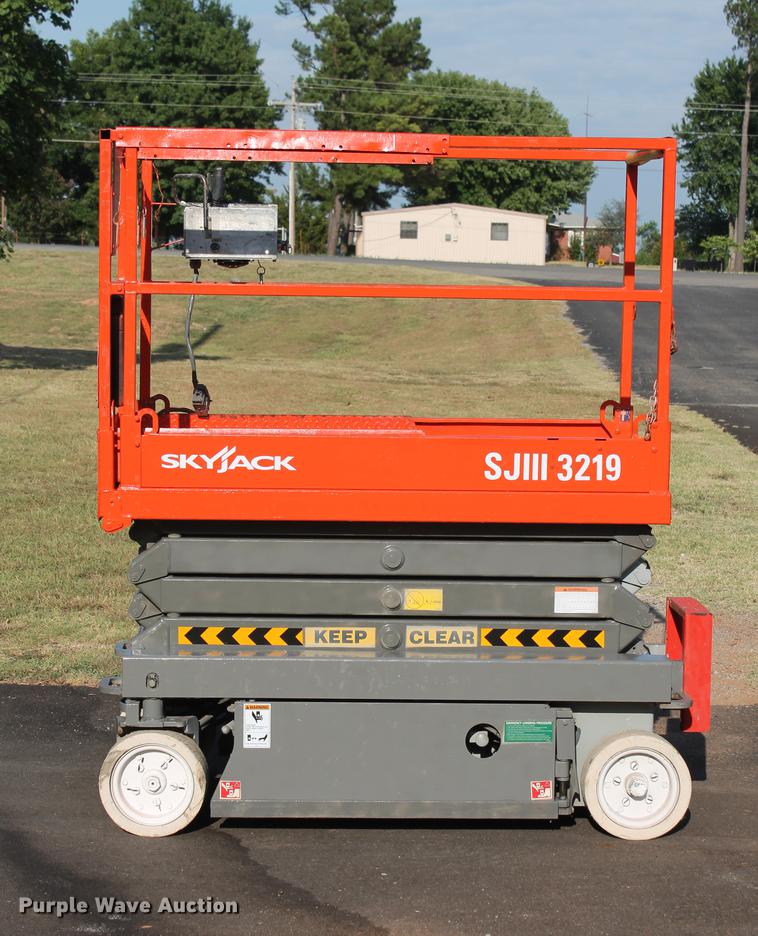image for item DD5256 2007 Skyjack SJIII 3219 scissor lift