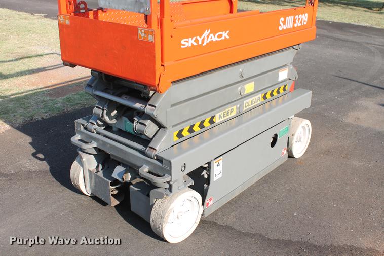 image for item DD5256 2007 Skyjack SJIII 3219 scissor lift