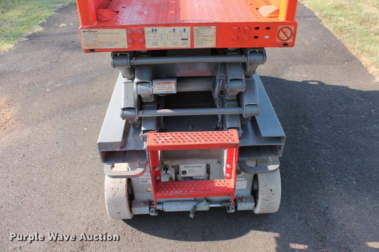 image for item DD5256 2007 Skyjack SJIII 3219 scissor lift