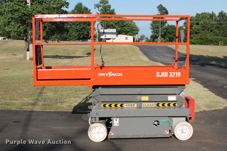 image for item DD5256 2007 Skyjack SJIII 3219 scissor lift