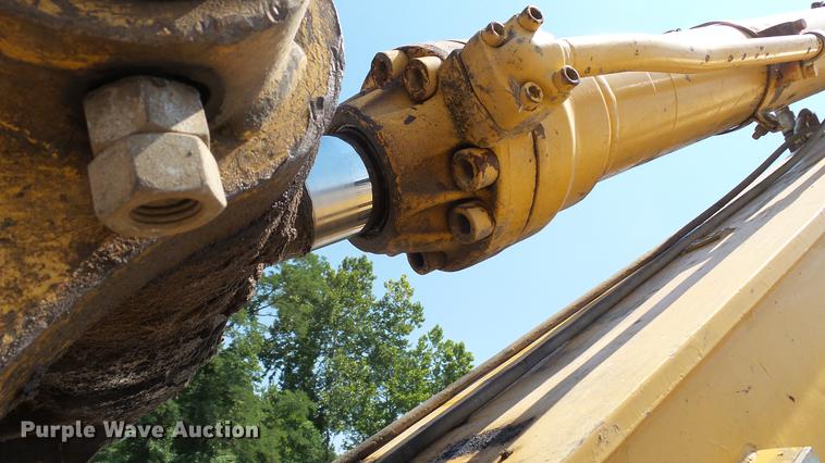 image for item DD7261 2003 John Deere 330C LC excavator