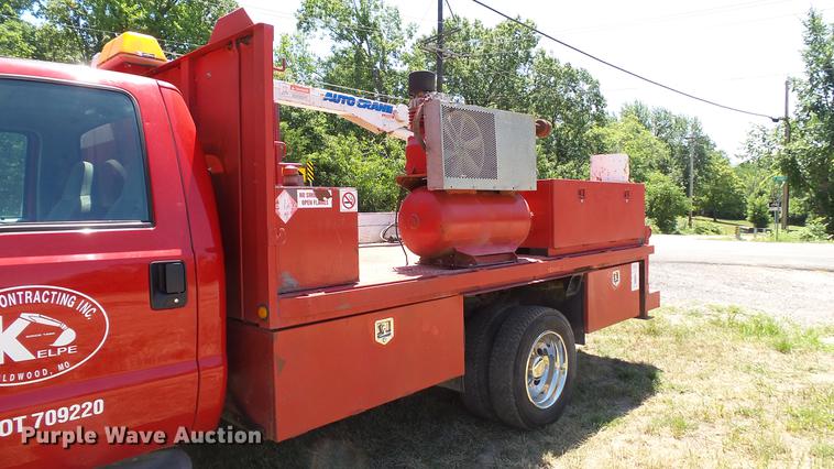 image for item DD7288 2001 Ford F550 Super Duty XLT service truck with crane