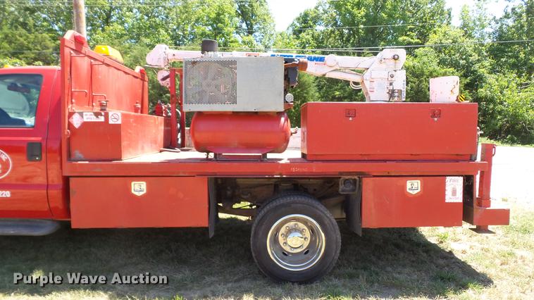 image for item DD7288 2001 Ford F550 Super Duty XLT service truck with crane