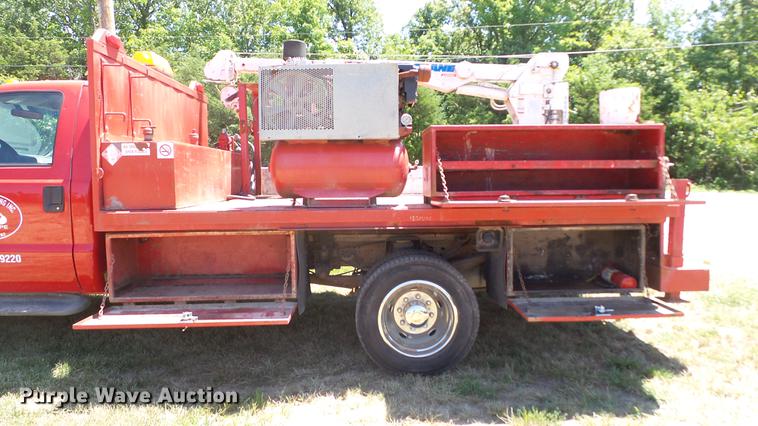 image for item DD7288 2001 Ford F550 Super Duty XLT service truck with crane