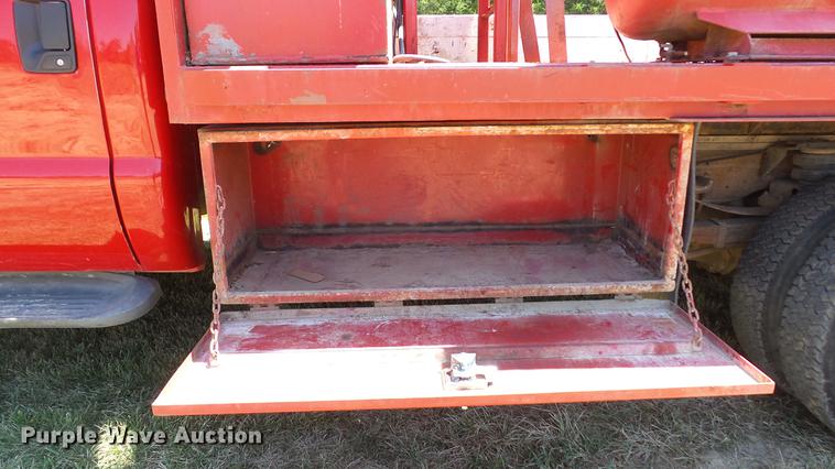 image for item DD7288 2001 Ford F550 Super Duty XLT service truck with crane