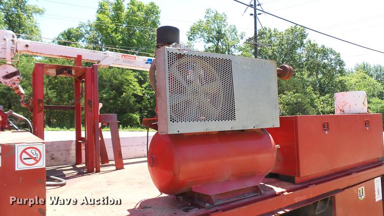 image for item DD7288 2001 Ford F550 Super Duty XLT service truck with crane