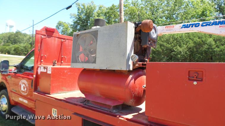 image for item DD7288 2001 Ford F550 Super Duty XLT service truck with crane