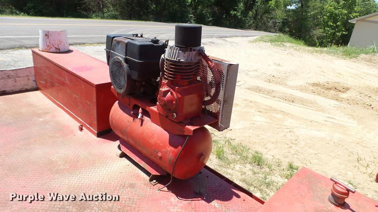 image for item DD7288 2001 Ford F550 Super Duty XLT service truck with crane