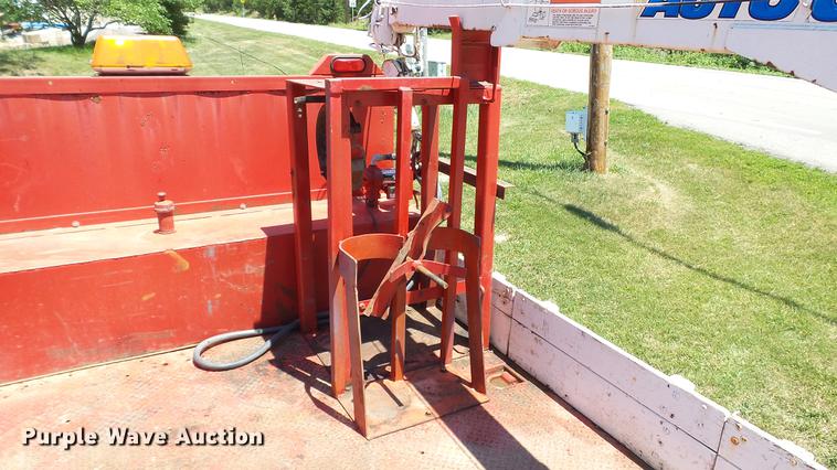 image for item DD7288 2001 Ford F550 Super Duty XLT service truck with crane