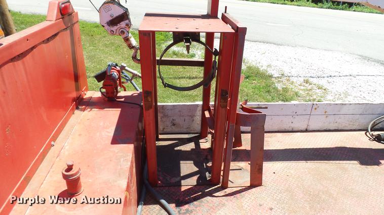 image for item DD7288 2001 Ford F550 Super Duty XLT service truck with crane