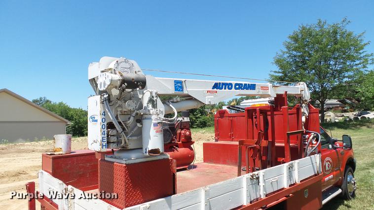 image for item DD7288 2001 Ford F550 Super Duty XLT service truck with crane