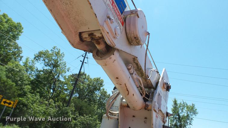 image for item DD7288 2001 Ford F550 Super Duty XLT service truck with crane