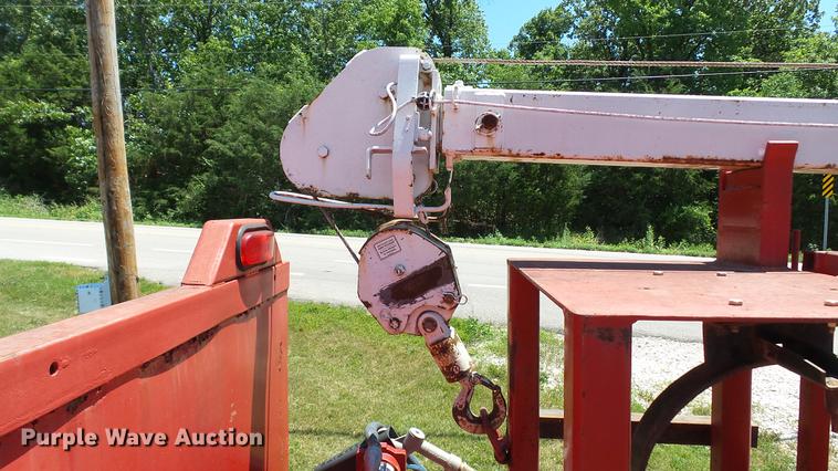 image for item DD7288 2001 Ford F550 Super Duty XLT service truck with crane