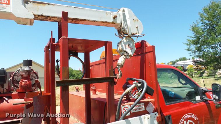 image for item DD7288 2001 Ford F550 Super Duty XLT service truck with crane