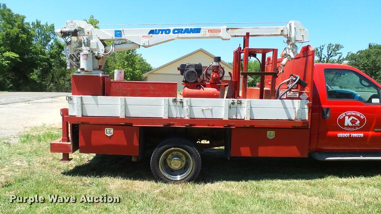 image for item DD7288 2001 Ford F550 Super Duty XLT service truck with crane