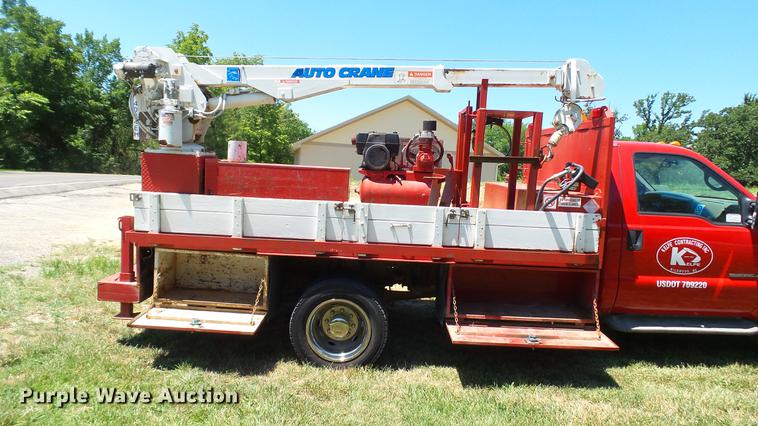 image for item DD7288 2001 Ford F550 Super Duty XLT service truck with crane