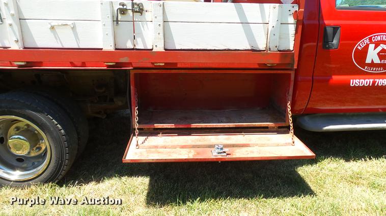 image for item DD7288 2001 Ford F550 Super Duty XLT service truck with crane