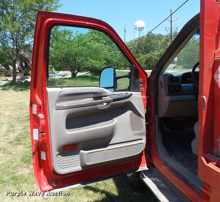 image for item DD7288 2001 Ford F550 Super Duty XLT service truck with crane