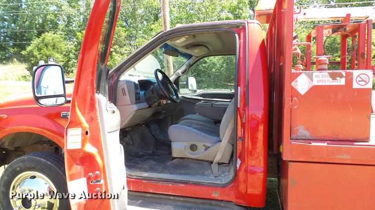 image for item DD7288 2001 Ford F550 Super Duty XLT service truck with crane