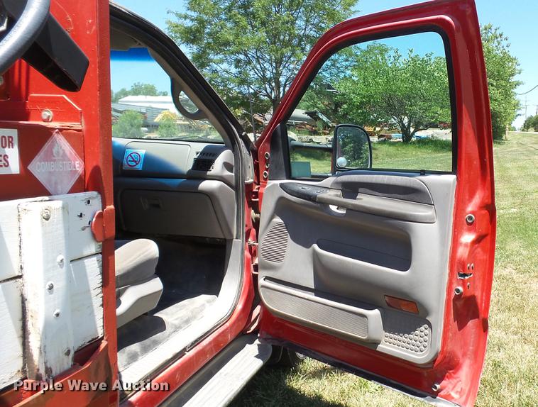 image for item DD7288 2001 Ford F550 Super Duty XLT service truck with crane