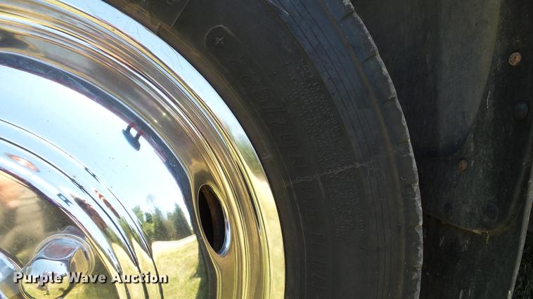 image for item DD7288 2001 Ford F550 Super Duty XLT service truck with crane