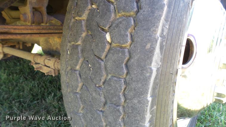 image for item DD7288 2001 Ford F550 Super Duty XLT service truck with crane