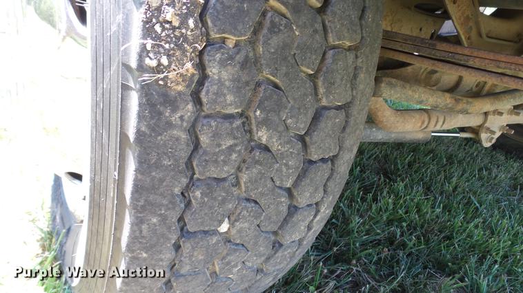 image for item DD7288 2001 Ford F550 Super Duty XLT service truck with crane